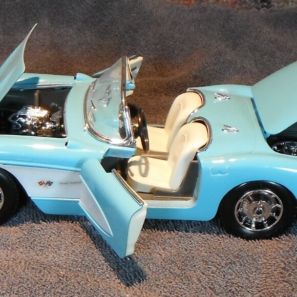 1957 CHEVROLET CORVETTE CONVERTIBLE BY ROAD TOUGH 1/18 SCALE DIE-CAST METAL - Picture 2 of 6